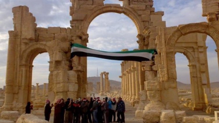 Протестиращи срещу сирийския президент Башар Асад в древния град Палмира, ноември 2011 г. Снимка: Reuters