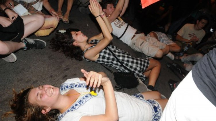 Протестиращите отново легнаха на пътното платно. Снимка: Булфото