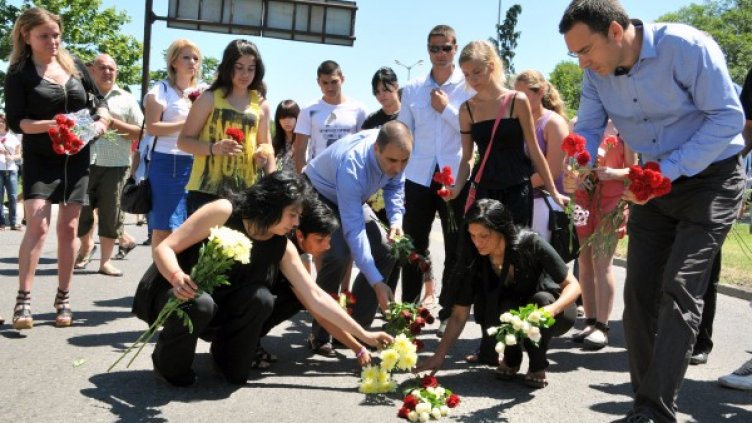 Цветанов и кметът на Бургас положиха цветя на "Пътеката на Валя". Снимка: БТА