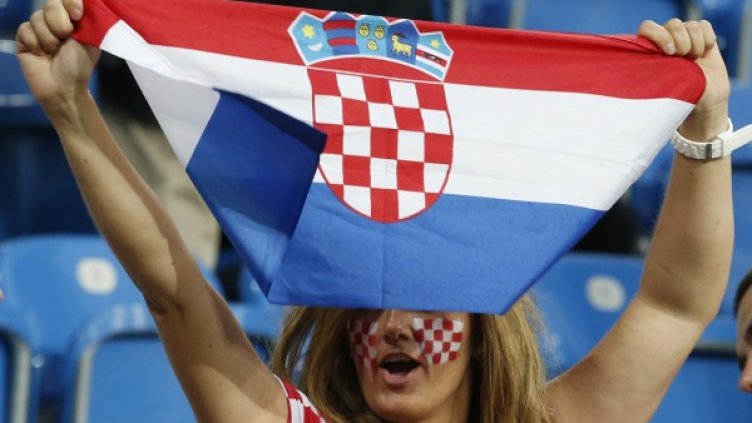 Хърватските фенки са доста колоритни. Снимка: Reuters