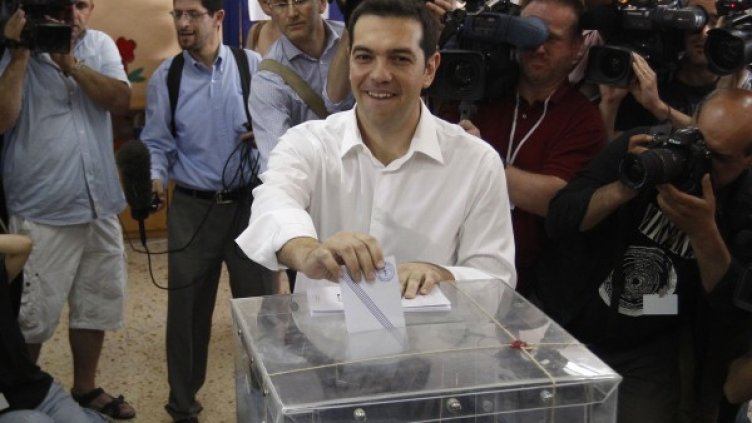 Лидерът на радикалната левица Алексис Цапрас по време на гласуването си денс. Снимка: Reuters