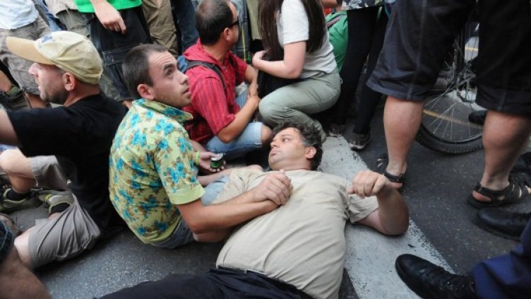 Дори на асфалта Петко Цветков се бори за своите разбирания. Снимка: Булфото