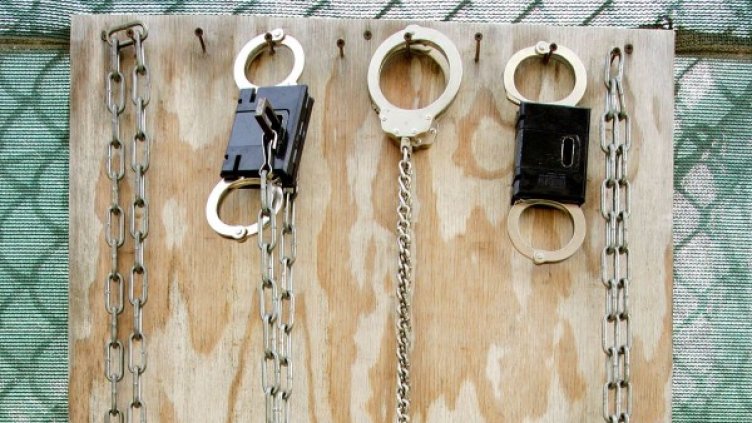 Пожарникарите срязали белезниците. Снимка: Reuters