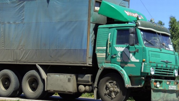 Шофьорите на пътя в Игоети често нямат време да се отбият до параклиса и мятат монетите през прозореца. Снимка: Facebook