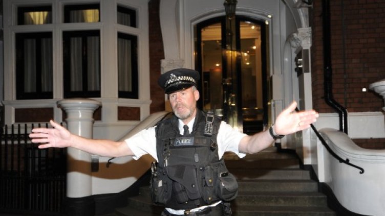 Асанж вече е в посолството. Снимка: Reuters