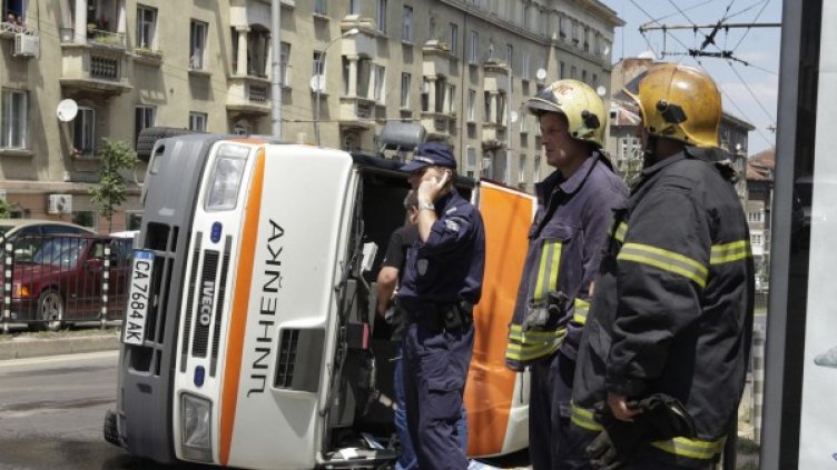Линейка и кола на НСО се удариха в центъра на София 