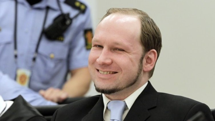 Андерш Брайвик демонстрира добро настроение в съдебната зала. Снимка: Reuters