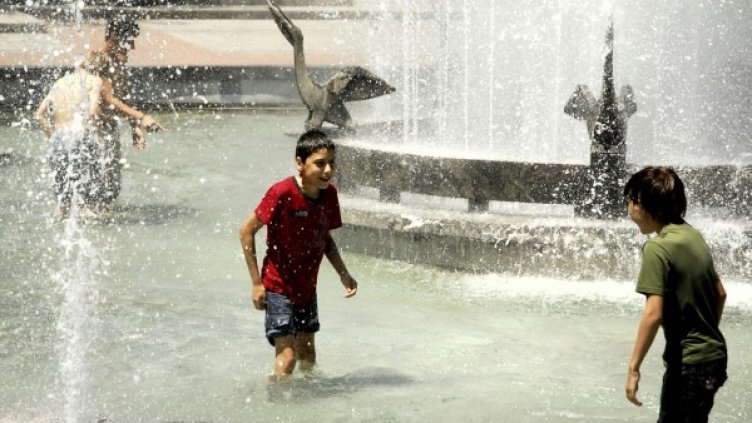 Деца търсят прохлада в шадраван в Пловдив. Снимка: Impact Press Group
