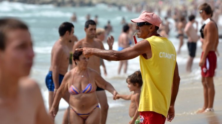 Българите повече слушат от чужденците на плажа. Снимка: Impact Press Group