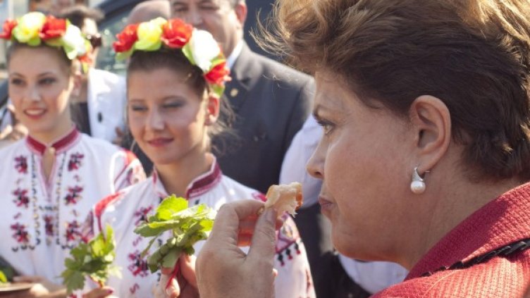 Дилма похапва българска питка по време на посещението си в Габрово през октомври м.г. Снимка: архив Булфото