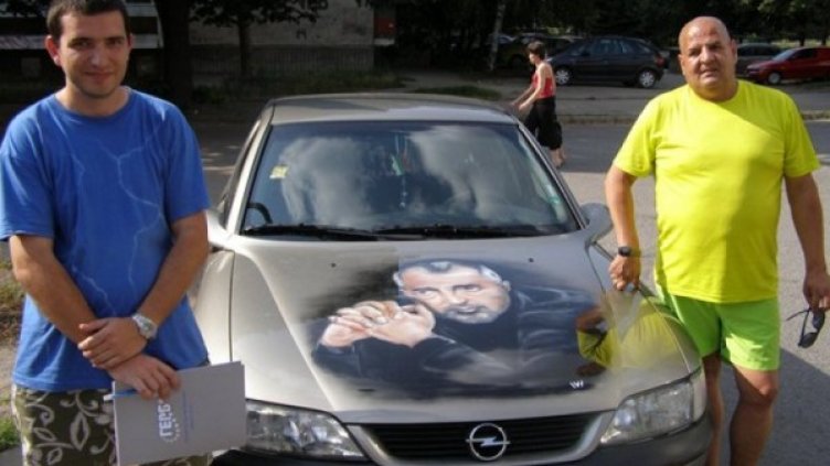 Създателите на уникалното возило с покана за членство в партията. Снимка: ГЕРБ