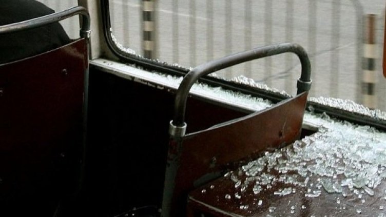 За нападението над автобуса са задържани двама мъже. Снимка: Булфото