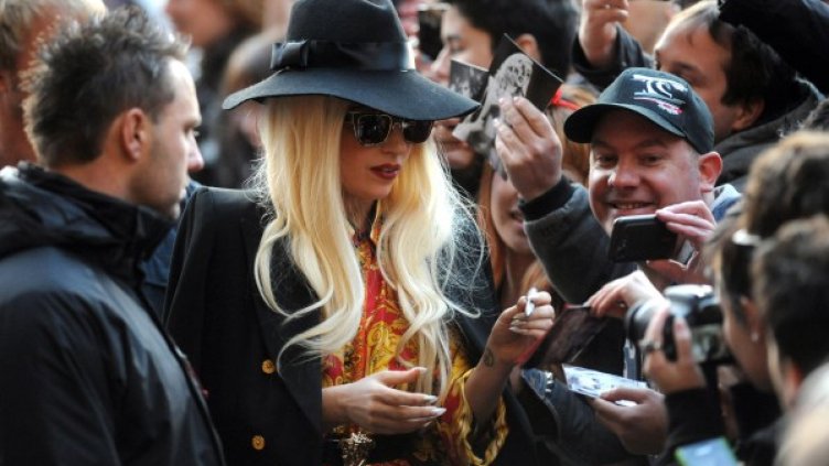 Гага раздава автографи на фенове в Австралия. Снимка: БТА