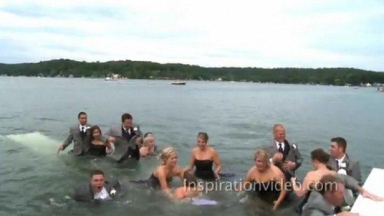 Цялата композиция буквално подгизна. Снимка: YouTube