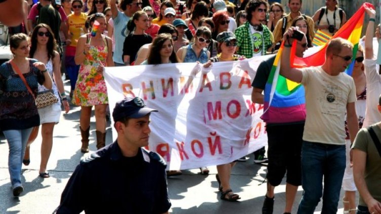 "Хюман райтс уоч" иска правителството да защитава хомосексуалните. Снимка: архив, Булфото