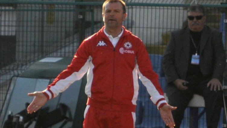 Стойчо Младенов вдигна ръце заради лятната селекция на ЦСКА. Снимка: Булфото