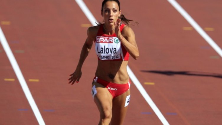 Ивет Лалова отвя конкурентките още на старта в подборните серии на 100 м в Хелзинки. Снимка: Reuters