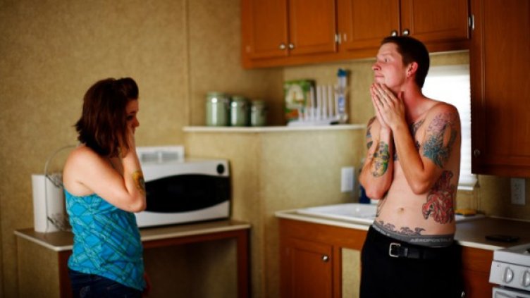 Мъжете се включват в домакинската работа, за да няма кавги у дома. Снимка: архив, Reuters