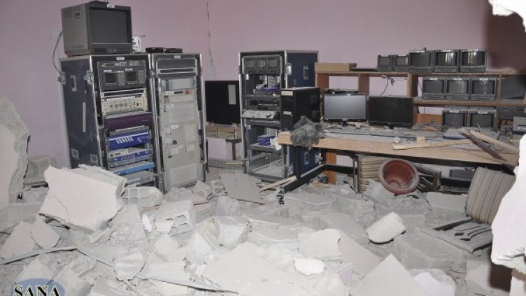 Разрушенията след нападението срещу телевизия Ал Ихбария. Снимка: Reuters