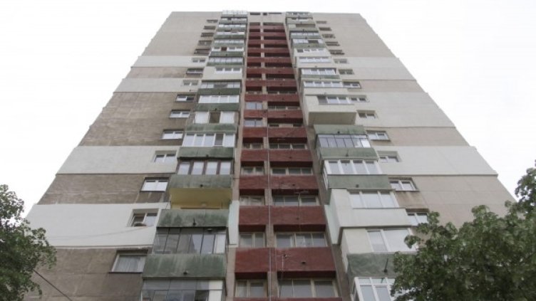 Мъжът скочил от балкона си. Снимка: архив Булфото