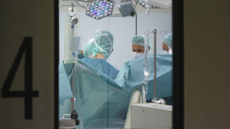 Пациент преби лекар в болница в Южна Италия. Снимка: архив, Reuters