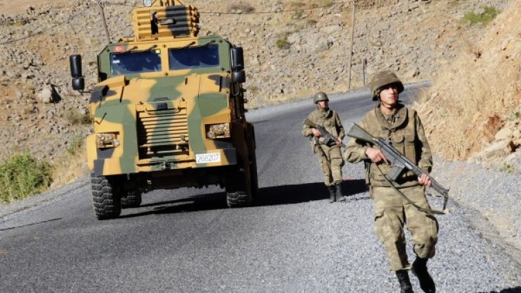 Турски военен конвой се придвижва към сирийската граница. Снимка: архив, Reuters