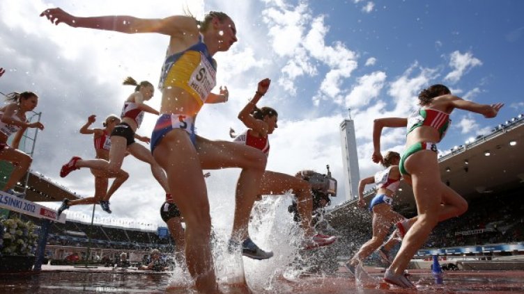 Силвия Дънекова (с червения екип вляво) до украинката Светлана Шмидт (на преден план) лети към финала и олимпийската квота. Снимка: Reuters