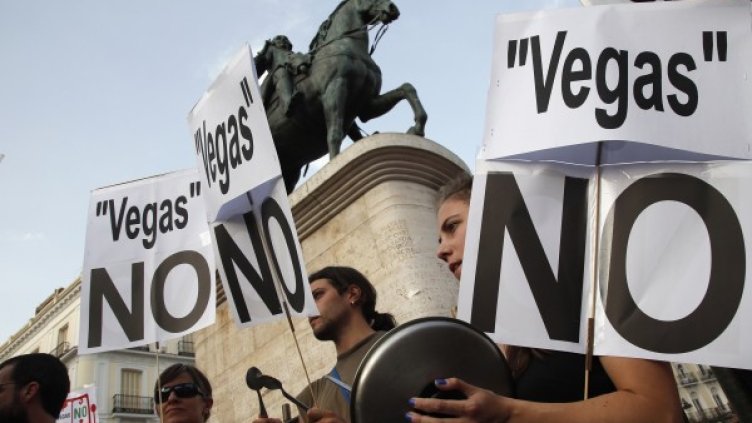 Испанци протестират срещу проекта "Евровегас" на площад Пуерта дел Сол в Мадрид. Снимка: Reuters