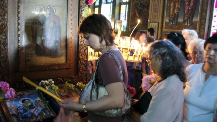 Миряни пред иконата на Св.Петър. Снимка: Булфото