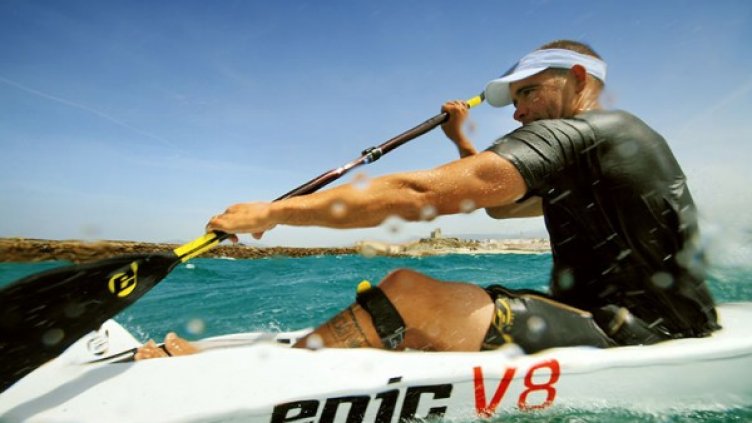 Плувният шампион Боян Златарев изпробва първо върху себе си предимствата на един от най-модерните спортове - сърфски. Снимка: Лукас Тоци