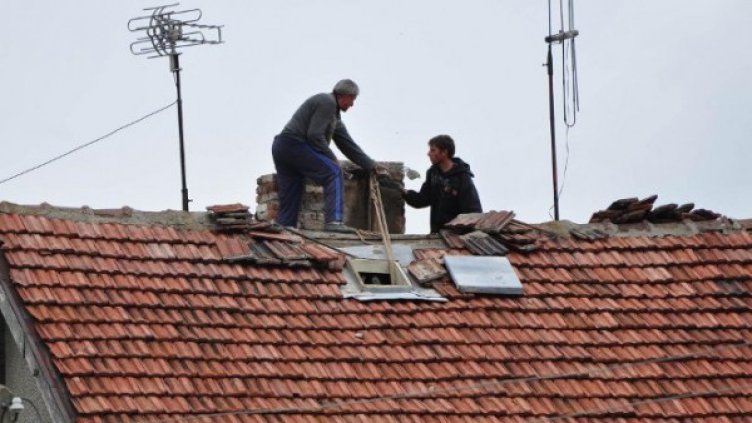 Една от пострадалите къщи след силния трус в Пернишко. Снимка: Булфото