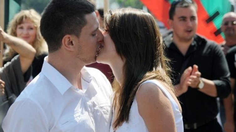 Шествието беше предвождано от младоженци. Снимка: Булфото