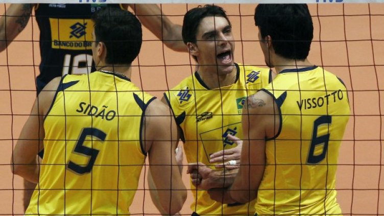 Българските почитатели на волейбола ще получат поредната порция удоволствие тази година с възможността да гледат бразилеца Жиба (в средата). Снимка: Reuters