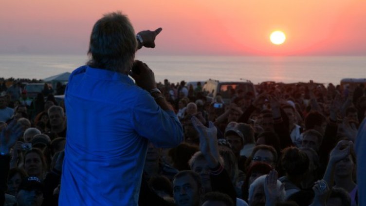 Джон Лоутън пее и сочи изгрева на 10-те хиляди поклонници на „Джулай морнинг“.  Снимка: Impact Press Group