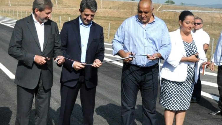 Президентът Росен Плевнелиев, премиерът Бойко Борисов, еврокомисарят Йоханес Хан и министърът на регионалното развитие и благоустройството Лиляна Павлова прерязаха заедно лентата. Снимка: БТА