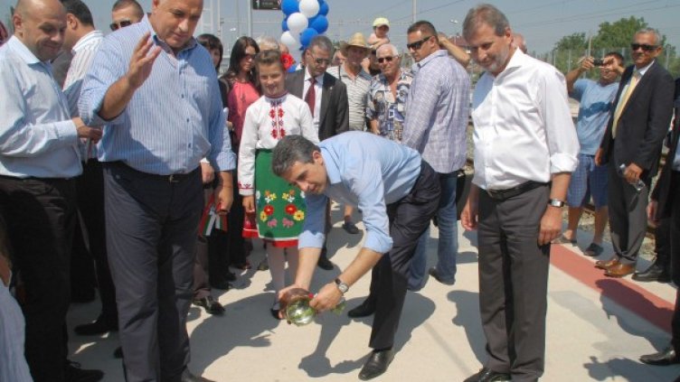 Премиерът Бойко Борисов даде наставления на президента Росен Плевнелиев как се плиска менче, а след това успокои социално слабите, че ще има пари за поскъпналия ток.Снимка: БТА