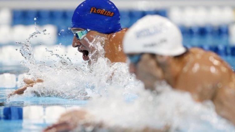 Рамо до рамо, нокът до нокът: Плувните мегазвезди Майкъл Фелпс (на преден план) и Райън Лохте са се "захапали" в спора за титлата на 200 м съчетано в САЩ. Снимка: Reuters