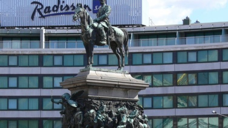 Сириецът Самар се грижи за реставрацията на оградата на паметника "Цар Освободител" от два месеца. Снимка: Facebook