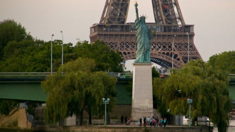 В Париж има 4 копия на Статуята на свободата, а най-голямото се намира на Лебедовия остров, до Айфеловата кула. Снимка: Facebook