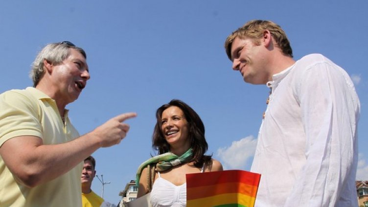 Уорлик и британския му колега Джонатан Алън се забавляват на гей парада. Снимка: Булфото