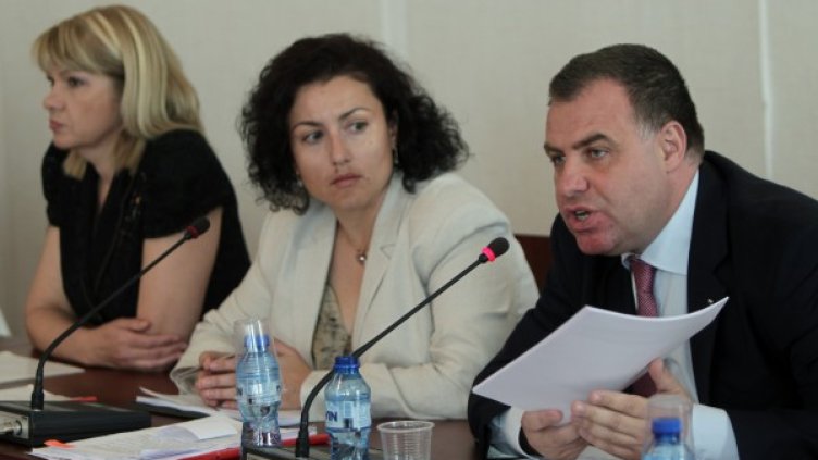 Екоминистърът Нона Караджова, председателят на парламентарната комисия по земеделие Десислава Танева и министърът на земеделието Мирослав Найденов (отляво надясно) по време на днешните дебати. Снимка: БТА