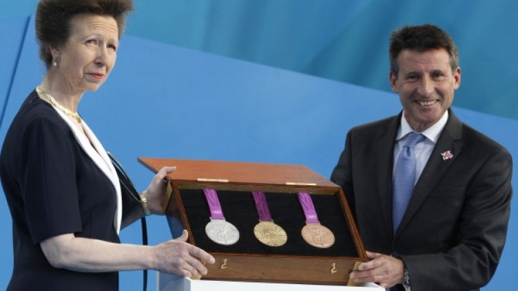 Принцеса Анна и Себастиан Коу &ndash; шеф на Организационния комитет на Олимпиадата в Лондон,  показват медалите. Снимка: Reuters