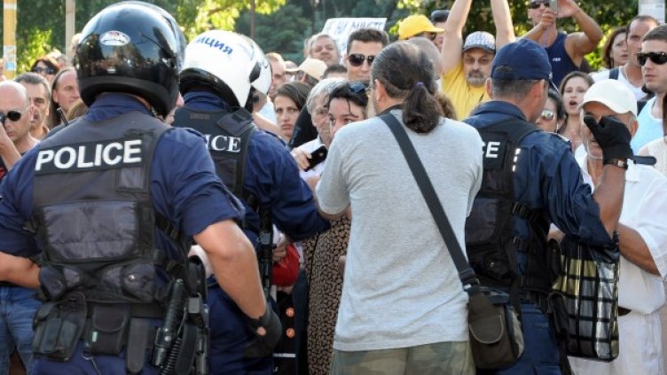 За близо час протестиращите блокираха едно от най-натоварените кръстовища във Варна. Снимка: БТА