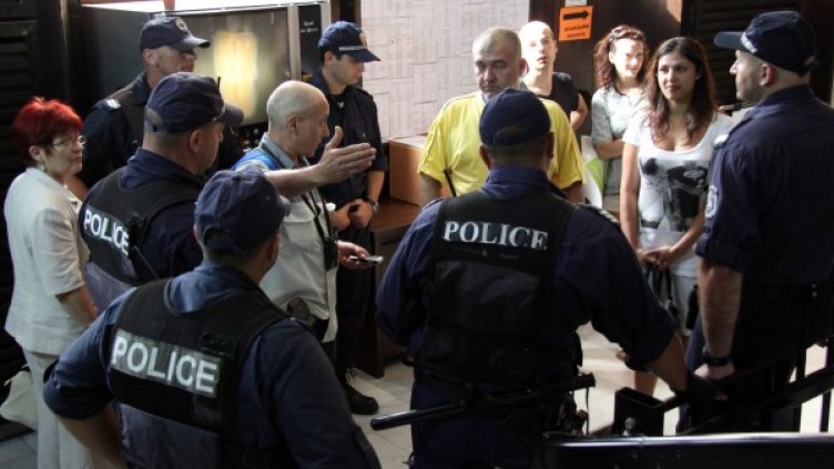 Чиновници и ченгета блокираха достъпа до общината. Снимка: Impact Press Group