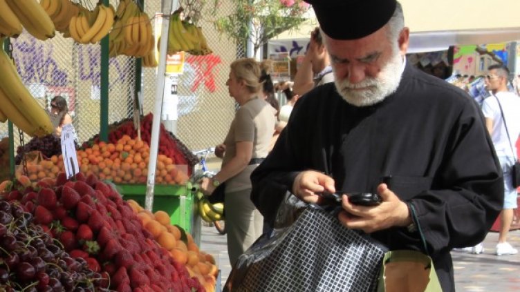 В Гърция църквата не е отделена от държавата и около 11 000 свещенослужители получават заплати от бюджета. Снимка: Reuters