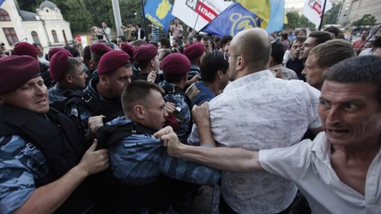 Протестиращи в Киев искат президентът Янукович да наложи вето срещу закона за руския език. Снимка: Reuters