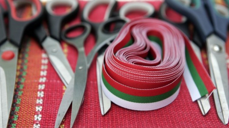 Борисов не пропускал да реже лентичките по магистралите на всеки нов километър, но за тока- забравил. Снимка: БТА