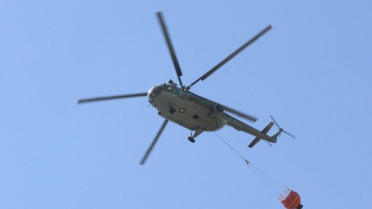 Три хеликоптера участват в гасенето. Снимка: Булфото