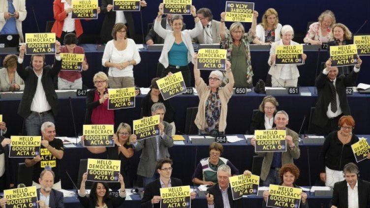 Членовете на групата на Зелените / Европейски свободен алианс държат плакати по време на гласуването на в Страсбург.Снимка: Reuters