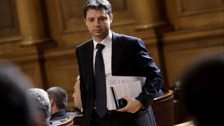 Делян добрев предаде на депутатите предложението на Борисов. Снимка: БТА